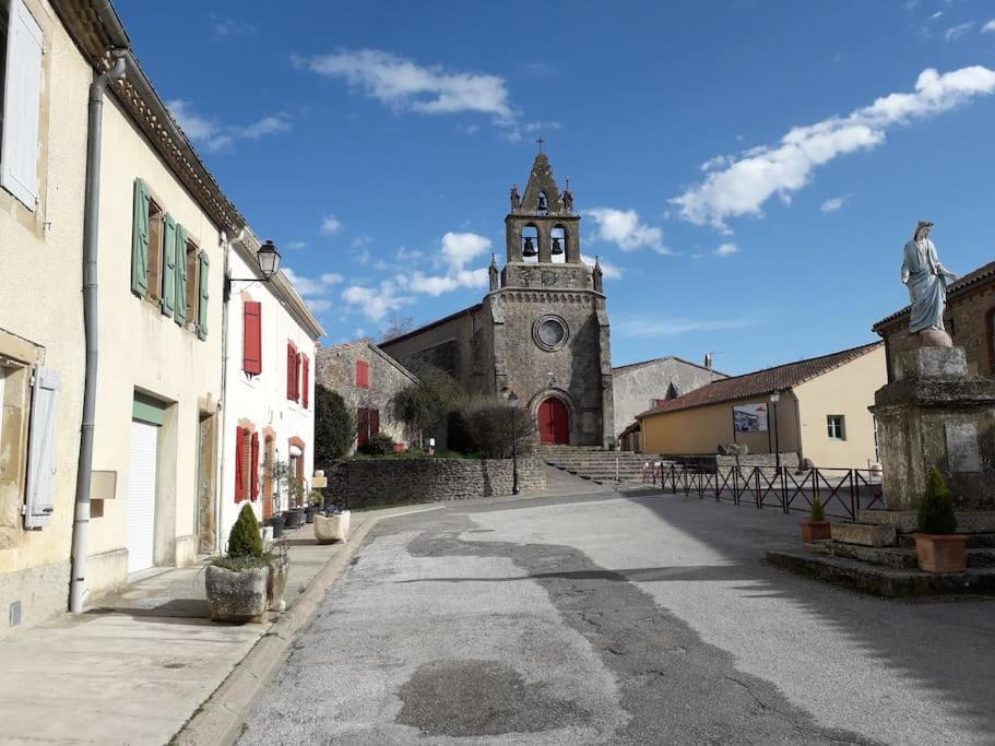 Au Village